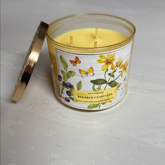 Bath & Body Works Yellow Sugared Lemonade Candle - Picture 1 of 2